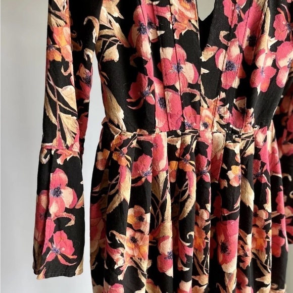Free People Sz 2 Mini Dress Tegan Floral Swing Bell Sleeve Black Combo EUC - Picture 8 of 16